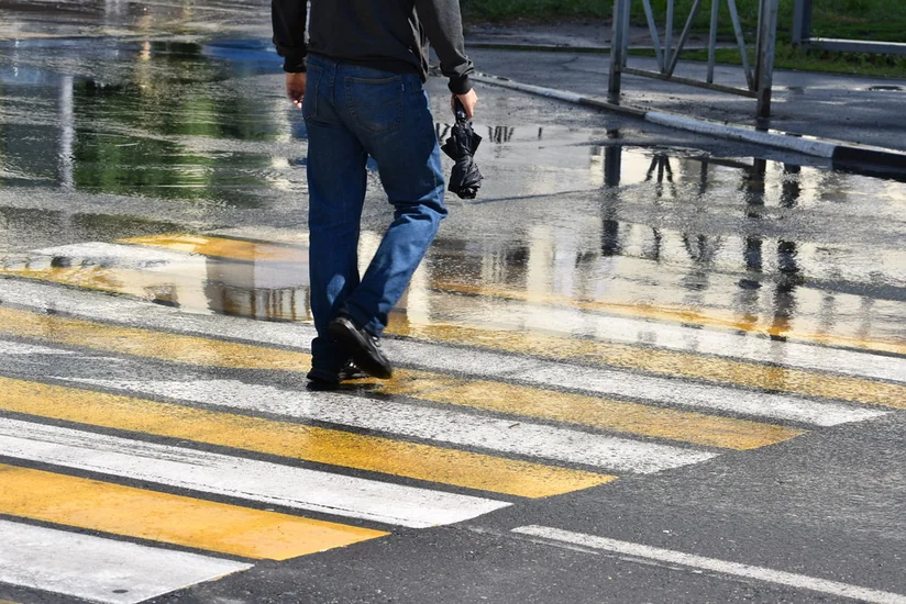 Salyanda yolu keçən piyadanı avtomobil vurdu
