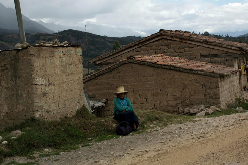 Minibus falls into abyss in Peru, kills 10