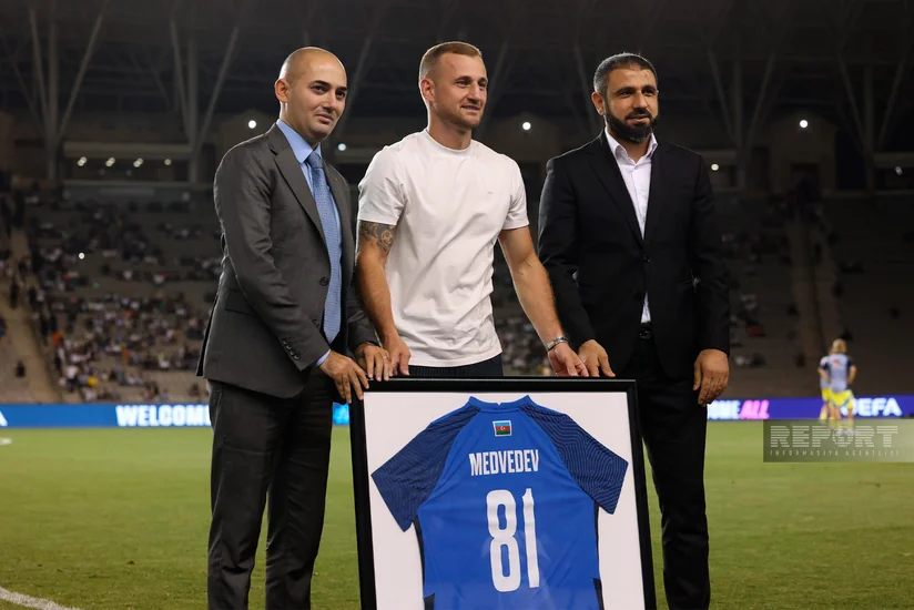 Azərbaycan millisinin sabiq futbolçusuna xatirə hədiyyəsi verilib