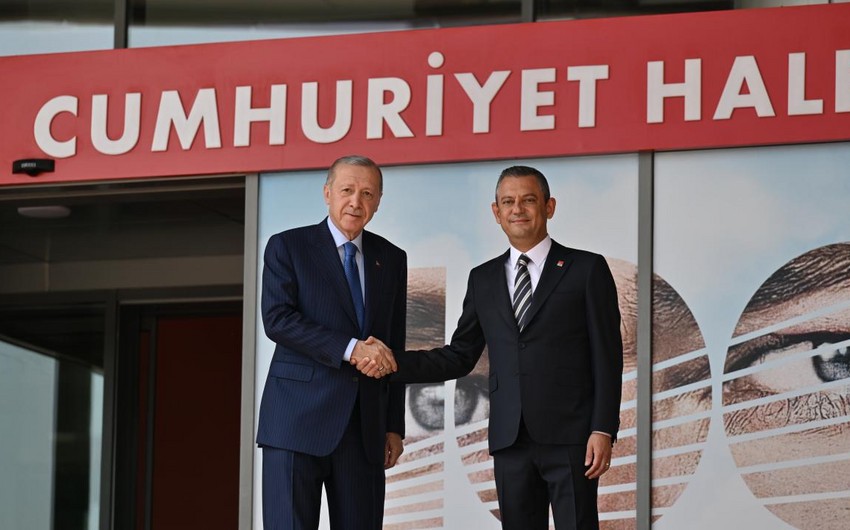 Ərdoğan 18 ildən sonra CHP-nin baş qərargahını ziyarət edib