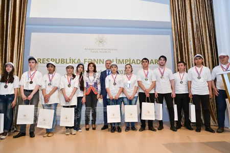 Azərbaycanda məktəblilərin fənn olimpiadasının qalibləri mükafatlandırılıb - FOTO