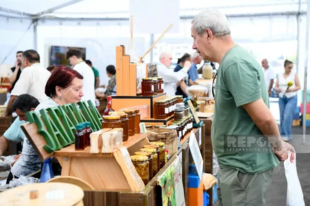 Bakıda alıcı gözləyən bal yarmarkasından - REPORTAJ