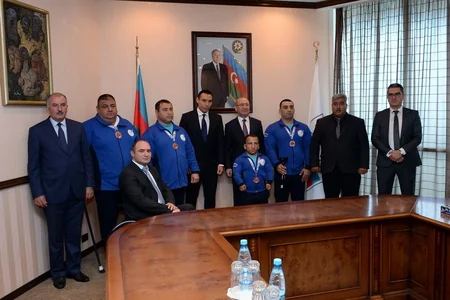 Azər Əliyev pauerliftinq üzrə paralimpiya milli komandasının üzvləri ilə görüşüb