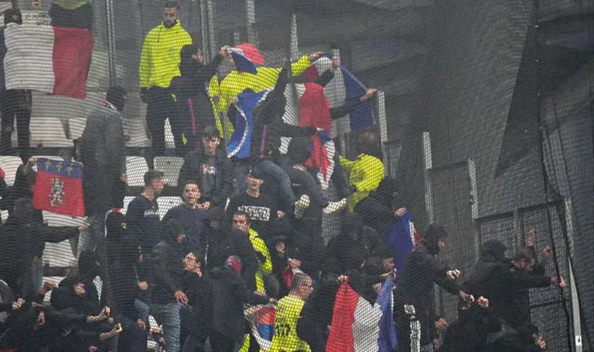 Fransa çempionatının oyunundan əvvəl baş verən hadisələrə görə 9 nəfər saxlanılıb