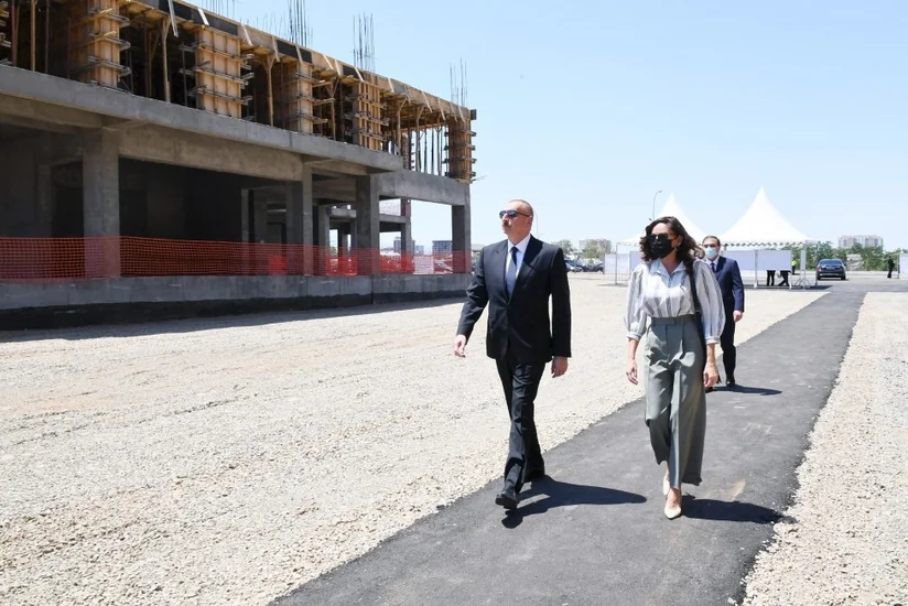 Dövlət başçısı MİDA-nın Gəncədə inşa etdiyi yaşayış kompleksinin tikintisi ilə tanış olub - YENİLƏNİB