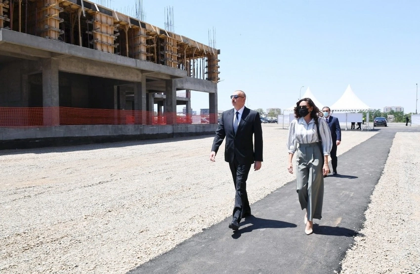 Dövlət başçısı MİDA-nın Gəncədə inşa etdiyi yaşayış kompleksinin tikintisi ilə tanış olub - YENİLƏNİB