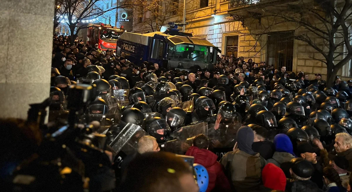 Митингующие в Тбилиси прорвали полицейскую баррикаду у парламента