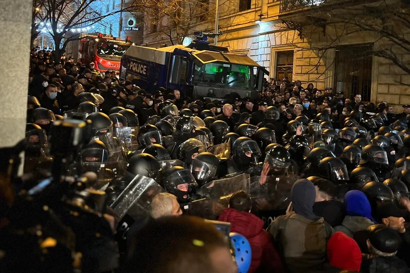 Tbilisidə etirazçılar parlamentin yaxınlığında polisin barrikadasını yarıblar - YENİLƏNİB
