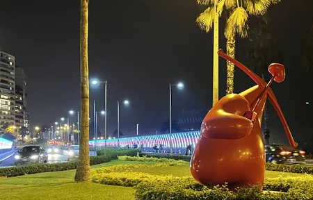 Peru paytaxtının məşhur körpüsü Azərbaycan bayrağının rənglərinə bürünüb