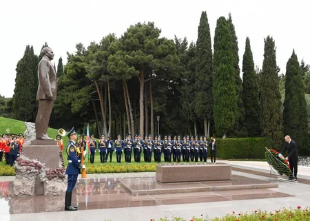 Azərbaycan Prezidenti ümummilli lider Heydər Əliyevin məzarını ziyarət edib - FOTO - YENİLƏNİB