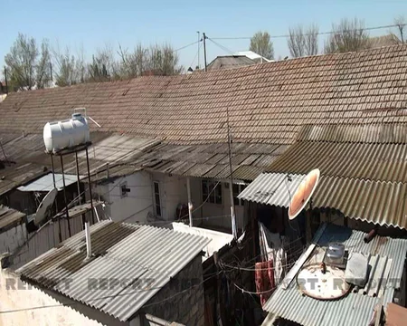 Kürdəmirdə yaşayış binasının damı və tavanı çöküb, döşəməsi çürüyüb, divarları isə çatlayıb