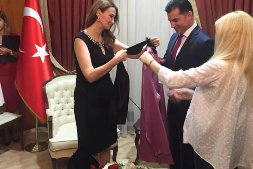 Azərbaycanın milli kişi geyimi Şimali Kipr Türk Cümhuriyyətinin baş nazirinə hədiyyə edilib