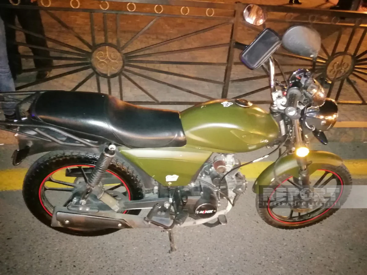 Bakıda qırmızı işıqdan keçən motosikletçini avtomobil vurub