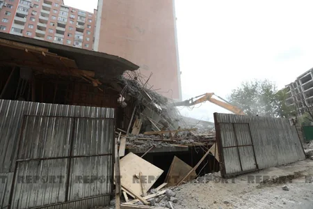 Bakıda tikilməkdə olan çoxmərtəbəli bina qanunsuz olduğuna görə sökülür - YENİLƏNİB