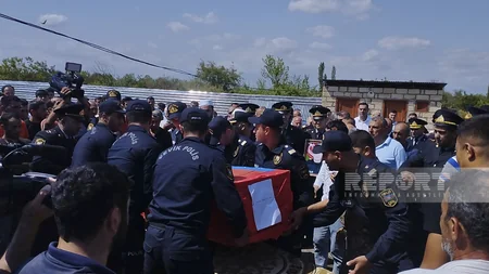 Bakıda silahlı insident zamanı həlak olan polislər dəfn edilib - YENİLƏNİB
