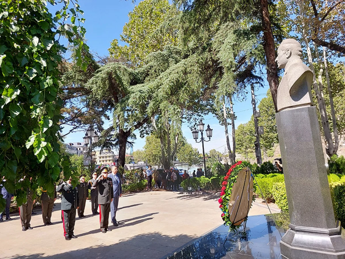 Azərbaycanın Baş Qərargah rəisi Tbilisidə Heydər Əliyevin abidəsini ziyarət edib