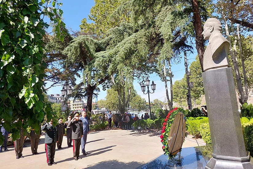 Azərbaycanın Baş Qərargah rəisi Tbilisidə Heydər Əliyevin abidəsini ziyarət edib