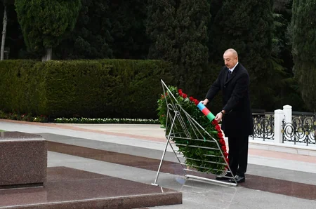 Prezident İlham Əliyev ümummilli lider Heydər Əliyevin məzarını ziyarət edib