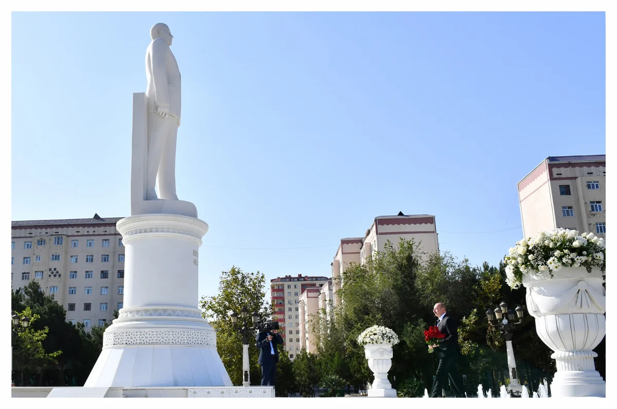 Prezident İlham Əliyev Sumqayıtda Ulu Öndər Heydər Əliyevin abidəsini ziyarət edib