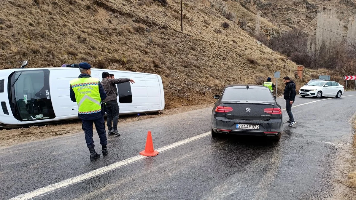 Kayseridə şagirdləri daşıyan mikroavtobus qəzaya uğrayıb, yaralılar var
