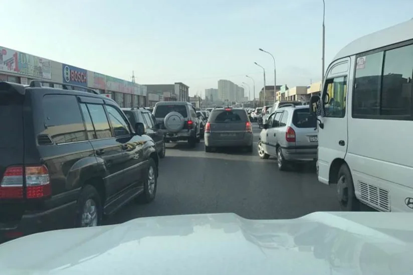 Sumqayıtda avtoqəza nəticəsində yol bağlanıb