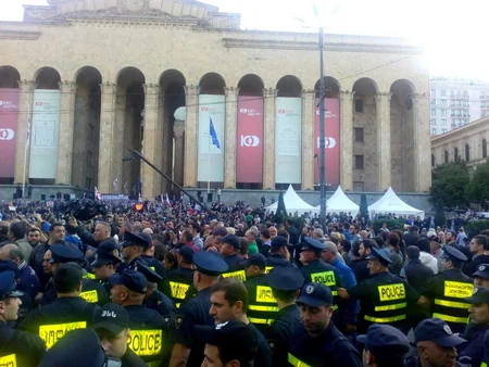 Tbilisidə aksiya iştirakçıları Rustaveli prospektini bağlayıblar