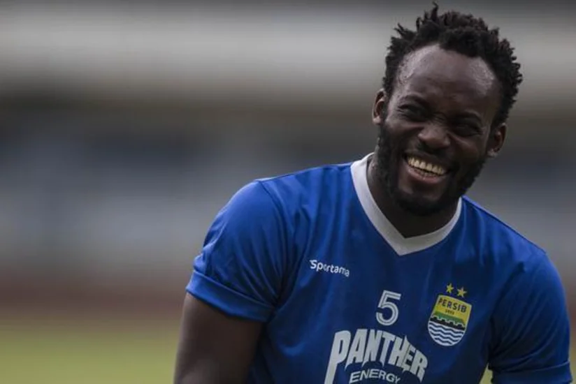 Tanınmış futbolçu karyerasını başa vurub