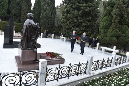 YAP rəhbərliyi ümummilli lider Heydər Əliyevin məzarını ziyarət edib