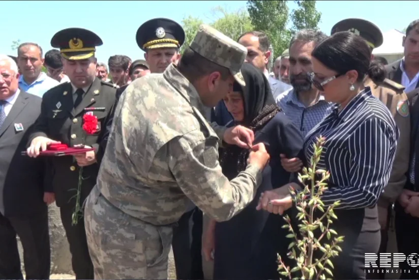 Neftçalada şəhid gizirin medalı ailəsinə təqdim edilib - FOTO