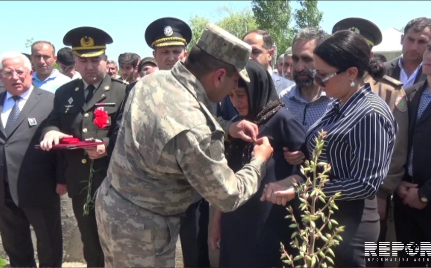 Neftçalada şəhid gizirin medalı ailəsinə təqdim edilib - FOTO