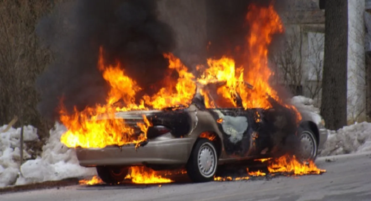 Bakıda minik avtomobili dəmir maneəyə çırpılaraq yanıb