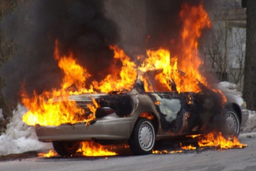 Bakıda minik avtomobili dəmir maneəyə çırpılaraq yanıb