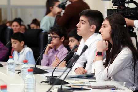 Komitə sədri: Azərbaycanda 2,6 milyon uşaq var
