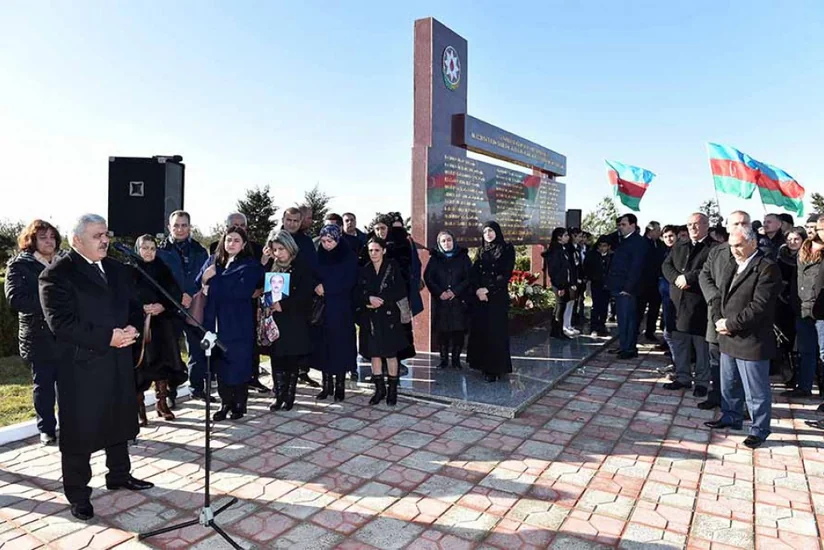 “Günəşli” yatağı və “Neft Daşları”nda qəza zamanı həlak olmuş neftçilərin xatirəsi yad edilib - VİDEO