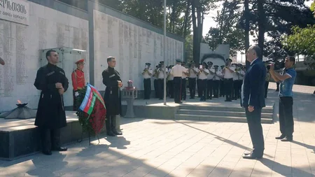Elmar Məmmədyarov Tbilisidə Heydər Əliyevin abidəsi önünə əklil qoyub