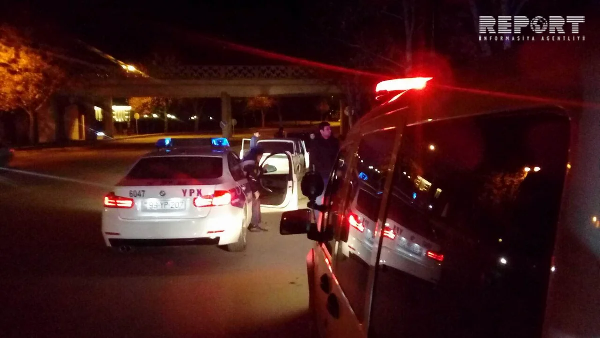 Mingəçevirdə Jiquli yol kənarında duran maşına çırpılıb, 3 nəfər yaralanıb