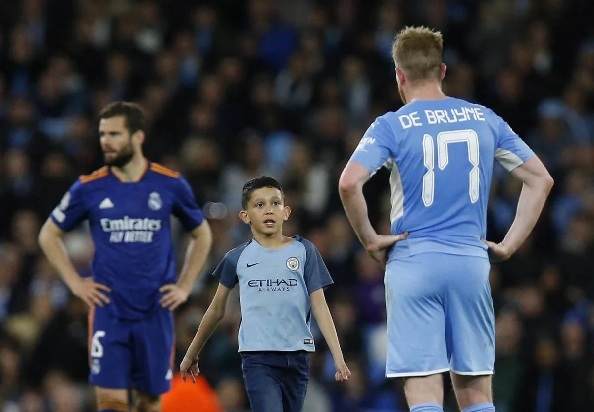 На матче «Манчестер Сити» - «Реал» на поле выбежали болельщики