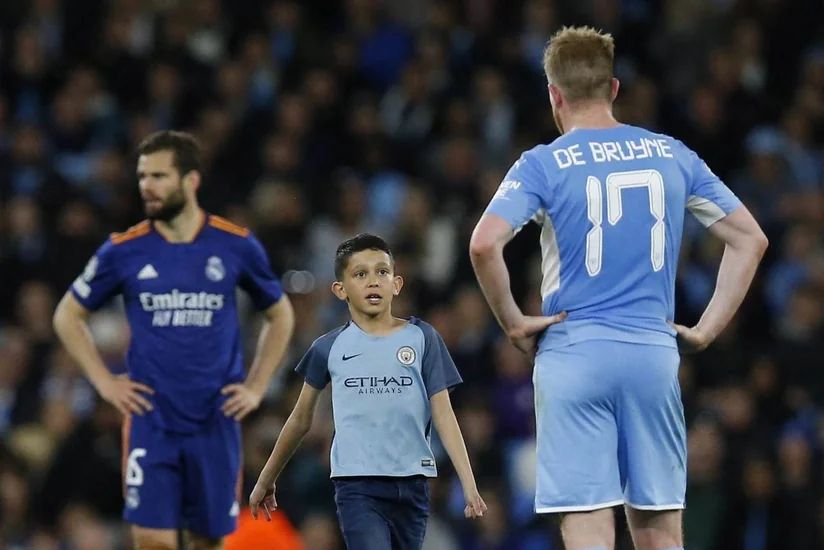 На матче «Манчестер Сити» - «Реал» на поле выбежали болельщики