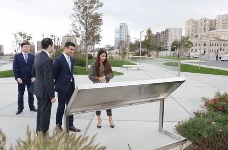 Leyla Əliyeva Füzuli küçəsi boyunca salınan Mərkəzi Parkda olub