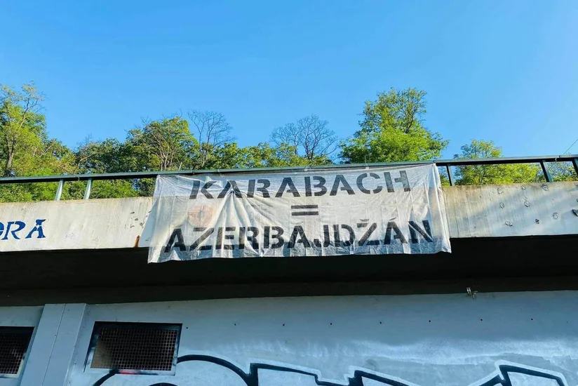 Praqanın mərkəzi körpüsündən Qarabağ Azərbaycandır! posteri asılıb