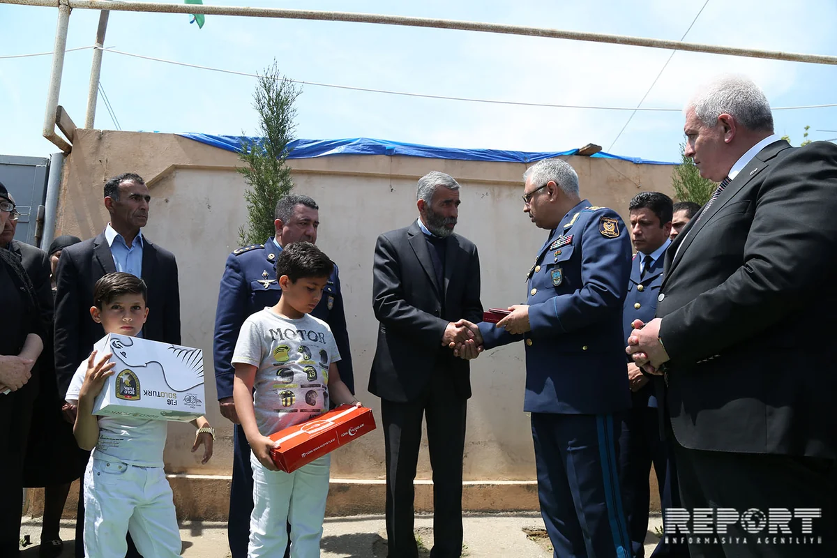 Air Forces Commander presents Azerbaijani flag order to father of martyr Tabriz Musazade - PHOTO