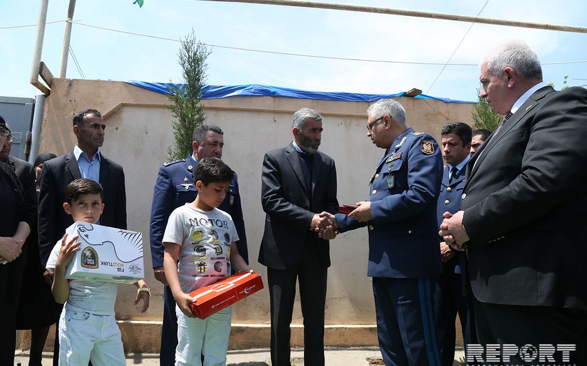 Hərbi Hava Qüvvələrinin komandanı “Azərbaycan bayrağı” ordenini şəhid Təbriz Musazadənin atasına təqdim edib - FOTO