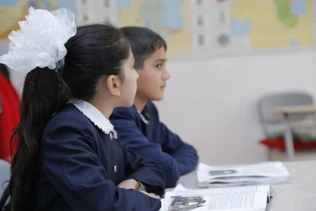 Media nümayəndələri düşmən atəşi altında dərs keçilən məktəbi ziyarət ediblər - FOTO
