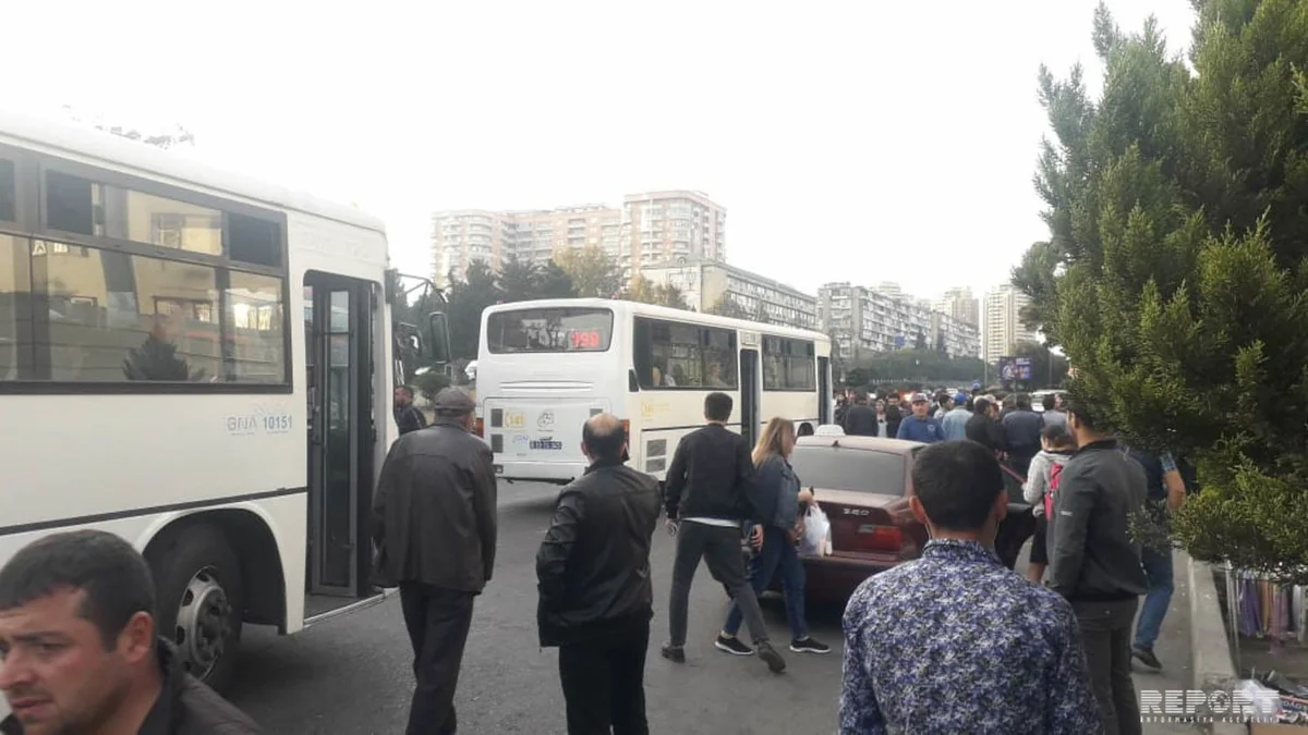 Bakıda BNA-nın cərimələdiyi avtobus sürücüsü sərnişinləri düşürərək xətdən çıxıb - FOTO - VİDEO