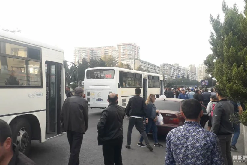 Bakıda BNA-nın cərimələdiyi avtobus sürücüsü sərnişinləri düşürərək xətdən çıxıb - FOTO - VİDEO