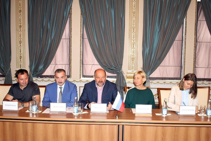 Fuad Muradov Arxangelsk vilayətinin qubernatoru ilə görüşüb