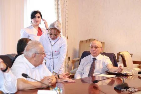 Allahşükür Paşazadə Aşura günü ilə bağlı qan verib - FOTO