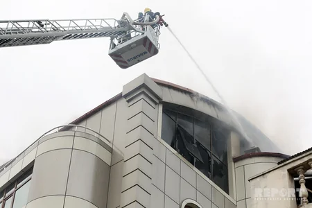 Bakıda biznes mərkəzində baş verən yanğın söndürülüb, 40 nəfər təxliyyə olunub - YENİLƏNİB - 2