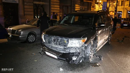 Bakıda sərxoş sürücü qəza törədib, sərnişin avtomobilin pəncərəsindən yerə düşüb - FOTO - VİDEO - YENİLƏNİB