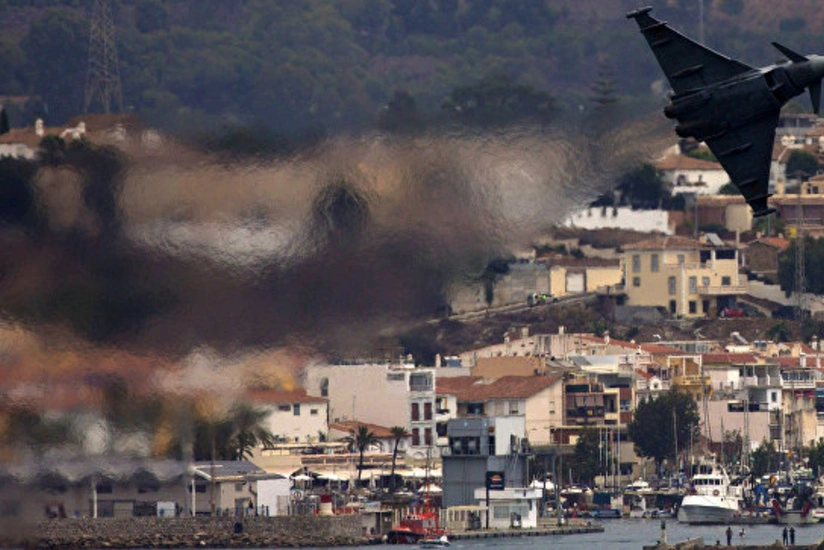 İspaniyada keçirilən bayram paradında qırıcı təyyarə qəzaya uğrayıb - VİDEO